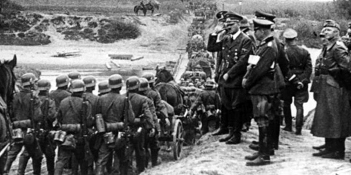 Polen, Parade vor Adolf Hitler. Bundesarchiv. Bild 183-S55480. CC-BY-SA-3.0-de.