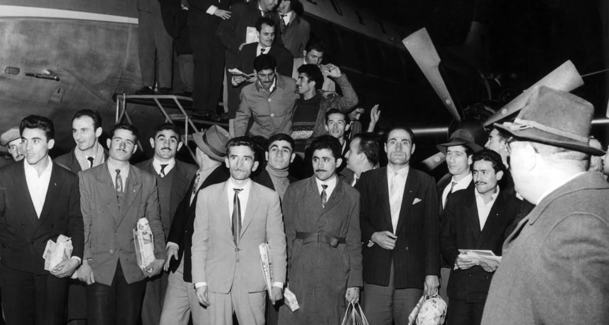55 türkische „Gastarbeiter“ kommen am 27. November 1961 am Flughafen Düsseldorf an. Sie sind die ersten von 400 Bergleuten, die sich für ein Jahr Arbeit in Deutschland verpflichtet haben. (© picture alliance | Wolfgang Hub)
