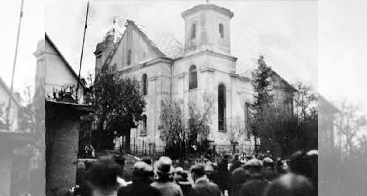 Synagoge Laupheim – mit Schaulustigen von außen. Foto: Museum zur Geschichte von Christen und Juden, Laupheim 