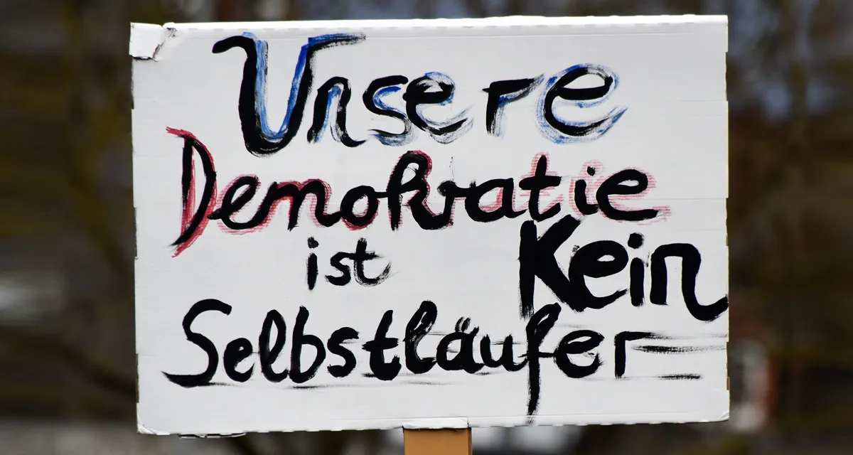 Plakat: Unserer Demokratie ist kein Selbstläufer. Foto: Adobe Stock Plakat: Unserer Demokratie ist kein Selbstläufer. Foto: Adobe Stock