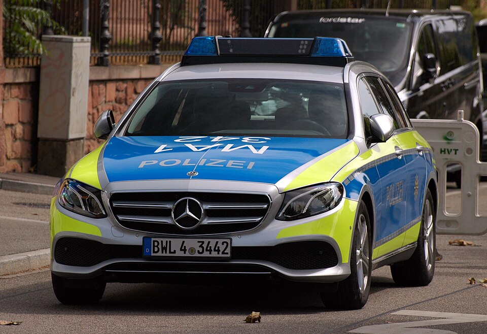 Heidelberg_-_Streifenwagen_-_Mercedes-Benz_E-Klasse_S_213_-_BWL-4_3442_-_2018-07-29_11-48-43