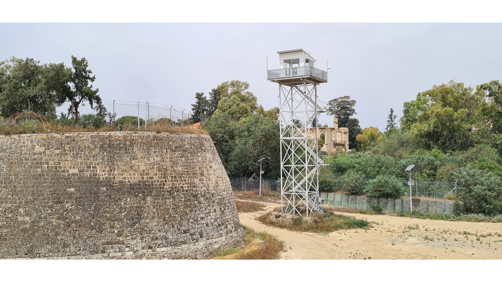 Gerüst auf einem Gelände, trockene Landschaft