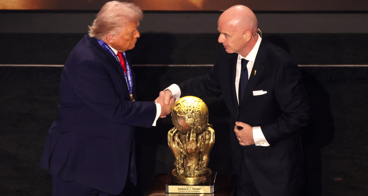Fußball_und_Nationalismus / Quelle: FIFA-Präsident Gianni Infantino überreicht US-Präsident Donald Trump den FIFA-Friedenspreis. Foto: picture alliance / empics | Sam Corum Fußball_und_Nationalismus