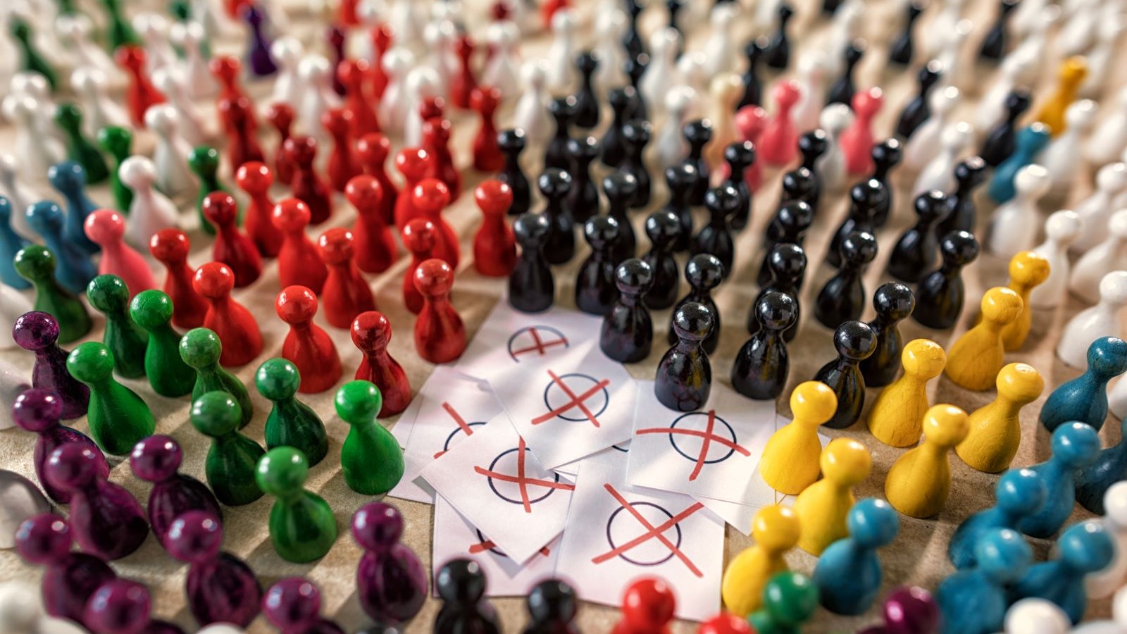 Symbolbild nach den Wahlen. Bunte Spielfiguren.