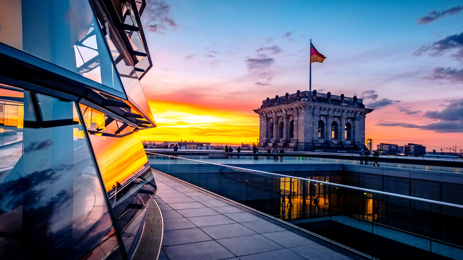 Panoramablick auf das Reichstagsgebäude bei Sonnenuntergang. / Quelle: Foto: Adobe Stock | Ievgen Skrypko Panoramablick auf das Reichstagsgebäude bei Sonnenuntergang.