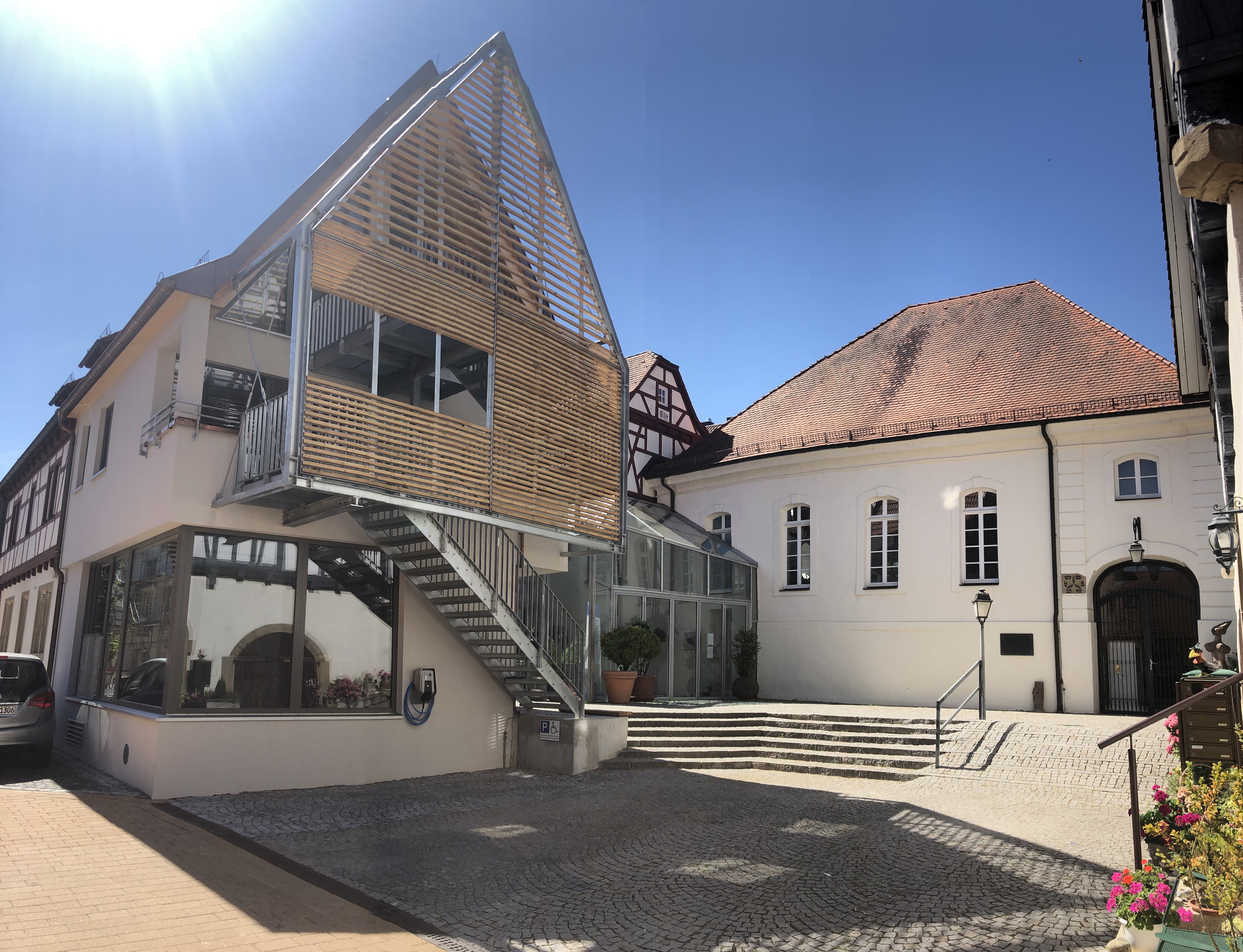00 Panoramafoto mit Neubau / Quelle: Foto: PKC Freudental 00 Panoramafoto mit Neubau