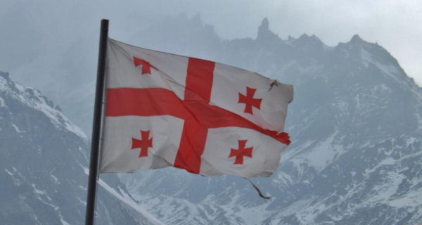 Georgische Flagge in Gebirgsregion. Foto: © young shanahan/CC BY 2.0