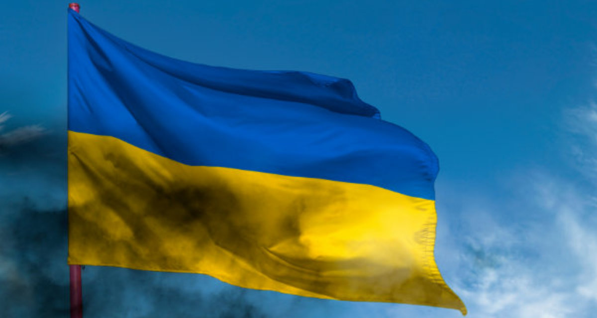 Flagge der Ukraine vor blauem Himmel | Adobe Stock | 489529757 