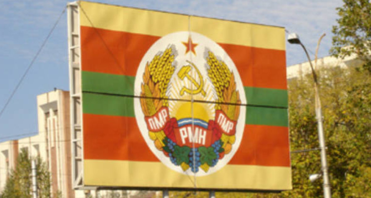 Flag of Transnistrian Republic. This was the flag of Moldavia during the Soviet period. Foto: Marisha, Wikipedia, CC BY-SA 3.0 