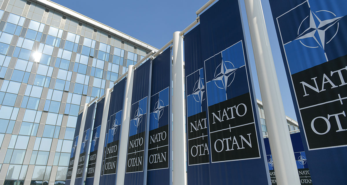 NATO-Logo-Flaggen vor dem Hauptquartier in Brüssel, Belgien. Foto: Adobe Stock | Dragoș Asaftei 