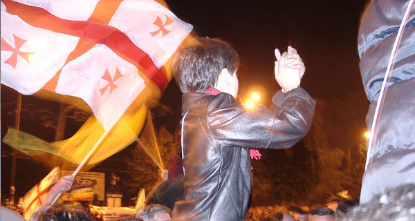 Demonstrationen in Tiflis während der georgischen Rosenrevolutionen 2003 | Wikipedia | Zaraza | CC BY-SA 3.0