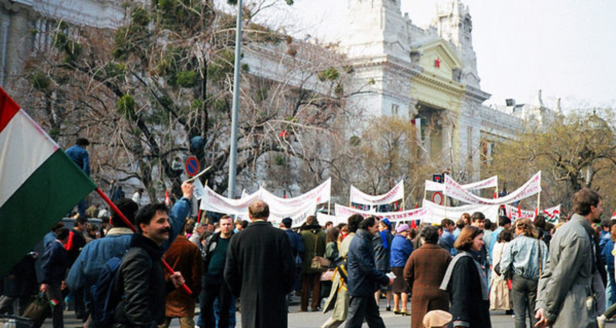 Demonstrasjoner for reformer i Budapest, 15. mars 1989. Av Derzsi Elekes Andor. Lisens: CC BY SA 3.0 