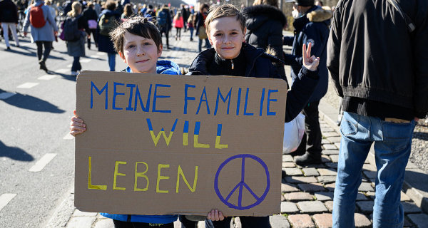 Zwei ukrainische Jungen bei einer friedlichen Demonstration: Meine Familie will leben | flickr | Stefan Müller | CC BY 2.0
