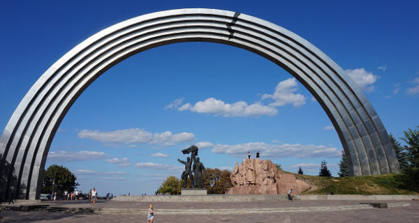 „Denkmal der Völkerfreundschaft“ zwischen Russland und der Ukraine (mit einem von Menschenrechtsaktivisten 2018 aufgeklebtem Riss) Foto: Vladimir Bondar, Wikipedia, CC BY-SA 4.0