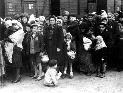 KZ Auschwitz, Ankunft ungarischer Juden, 1944. Foto: Wikimedia Commons / Bundesarchiv, Bild 183-N0827-318; CC-BY-SA 3.0.